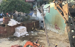 Bình Định: Cọc khoan bằng thép dài 19,5 m đổ ập lên 2 nhà dân