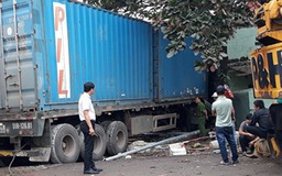 Bình Định: Xe đầu kéo tông sập 2 nhà dân, tài xế kẹt trong cabin, tử vong