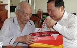 Lãnh đạo tỉnh Bình Định tặng hơn 2.000 suất quà tết cho người dân