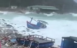 Bình Định: Sóng lớn đánh chìm 27 thuyền đánh cá và 2 ca nô du lịch