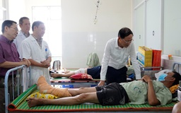 Chủ tịch UBND tỉnh Bình Định thăm nạn nhân vụ sập tường