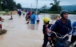 Bình Định: Các trường chủ động cho học sinh nghỉ học để đối phó với mưa lớn