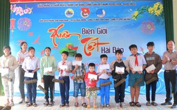 Gói 200 đòn bánh tét tặng học sinh nghèo