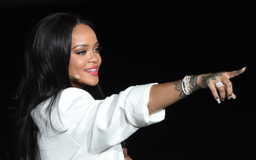 Đến sự kiện trễ hơn 2 tiếng, Rihanna bị chỉ trích không tôn trọng fan Hàn