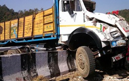 Xe buýt lao xuống hẻm núi ở Ấn Độ, 44 người tử nạn