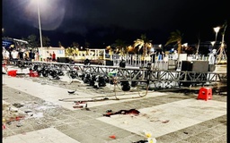 Bình Dương: Giông lốc cuốn đổ sân khấu nhạc nước làm 6 người bị thương