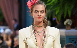 Cara Delevingne trở lại sàn catwalk trong show của Chanel