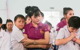 Thí sinh Người đẹp Xứ Dừa thăm Trường nuôi dạy trẻ khuyết tật