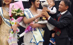 Hoa hậu Hồng Thy trổ tài ca hát trong tiệc cảm ơn