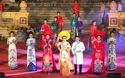 Thi Phượng trình diễn áo dài tại Festival Huế 2018