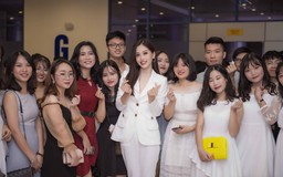 Á hậu Phương Nga trở về thăm trường