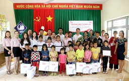 Tập thể Home Credit Việt Nam chung tay trao học bổng và tặng quà cho học sinh Đắk Lắk