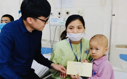 Quỹ từ thiện Kim Oanh trao quà cho bệnh nhi tại Hà Nội