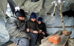 Không thể đến trường vì chiến sự, nhóm trẻ em Ukraine lên đồi 'hứng sóng' học trực tuyến