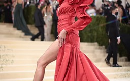 Kendall Jenner, Karlie Kloss, Megan Fox, thả dáng tuyệt mỹ với đầm đỏ lộng lẫy