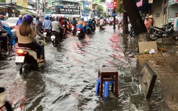 Cần Thơ mưa đầu mùa 45 phút, đường phố ngập lênh láng