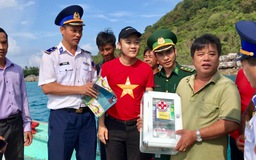 Bộ tư lệnh Vùng Cảnh sát biển 4 ra tận tàu tặng quà cho ngư dân