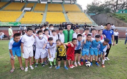 Nguyễn Quang Hải vui vẻ chơi bóng cùng fan nhí Cần Thơ
