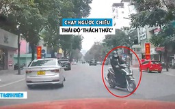 Lái xe máy ngược chiều còn ‘nghênh ngang’ đi giữa đường, thách thức hàng loạt ô tô