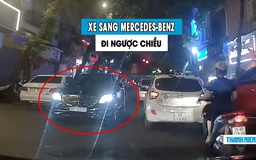 Phẫn nộ ô tô Mercedes tiền tỉ ngang nhiên đi ngược chiều trên phố Hà Nội