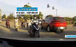 Tài xế ô tô ‘điên tiết’ vì nhiều xe máy ‘hùa nhau’ vượt đèn đỏ