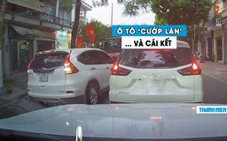 Ô tô ‘cướp làn’ bất chấp bị xe tải ép đi lùi: Dân mạng ‘hả hê’