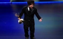 ‘Quỷ lùn’ Peter Dinklage nhận giải Emmy thứ 4 nhờ vai diễn trong ‘Game of Thrones’