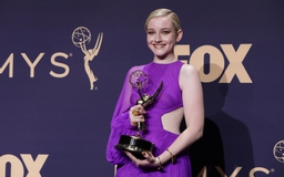 Julia Garner diện trang phục của Công Trí lên nhận giải Emmy đầu tiên trong sự nghiệp