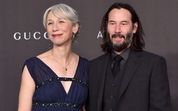 Keanu Reeves công khai nắm tay cộng sự lâu năm trên thảm đỏ