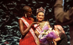 Tân Hoa hậu Hoàn vũ Canada diện váy của nhà thiết kế Việt trong đêm đăng quang