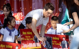 Á vương Hoàng Phi Kha trao học bổng cho học sinh nghèo