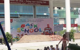 Trường học tại Hà Nội bị đổ đầy gạch cát, cản trở khai giảng