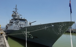 Tàu hộ vệ tên lửa Úc thăm Việt Nam