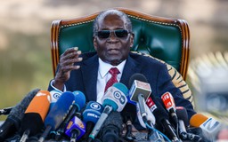 Cựu Tổng thống Zimbabwe Robert Mugabe không còn đi lại được