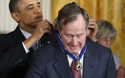 Những khoảnh khắc đáng nhớ của cố Tổng thống George H.W.Bush qua ảnh