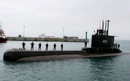 Phát hiện vết dầu loang trong lúc tìm tàu ngầm Indonesia mất tích