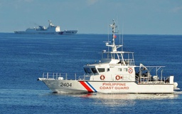 Philippines tăng cường tuần tra, tiến gần tàu Trung Quốc ở Biển Đông