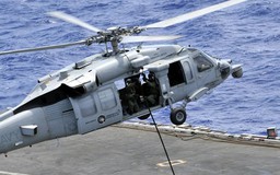 Trực thăng Mỹ rơi xuống biển sau khi cất cánh từ tàu sân bay