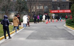 Thành phố Trung Quốc quyết liệt chặn đợt dịch Covid-19 lớn nhất năm, cư dân lo thiếu thức ăn