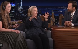 Bà Hillary Clinton kể chuyện từng 'bỏ quên' con gái ở Điện Kremlin