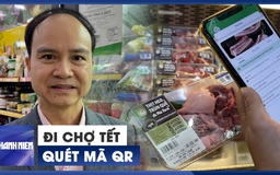 Người Đà Nẵng đi chợ tết, quét mã QR kiểm tra thực phẩm