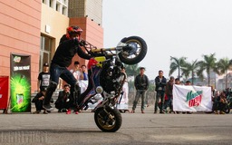 Stunter trẻ trình diễn mô tô mạo hiểm tại Hà Nội