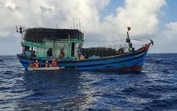 Cứu hộ tàu cá cùng 15 ngư dân trôi dạt trên biển