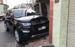 Tai nạn ở TP.HCM: Xe Range Rover lao vào nhà dân, một người tử vong