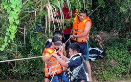 Đà Nẵng: Công an vượt lũ dữ giải cứu nhóm du khách bị cô lập khi cắm trại