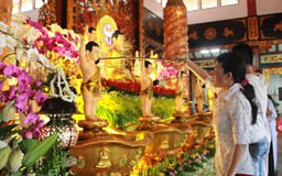 Người dân Sài Gòn đi chùa mừng lễ Phật Đản