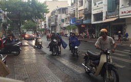 Người Sài Gòn mặc áo mưa đi làm sáng nay, Nam Bộ mưa chuyển mùa