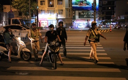 CSGT đo nồng độ cồn ngay phố nhậu, dân nhậu Sài Gòn quyết 'cố thủ' không về