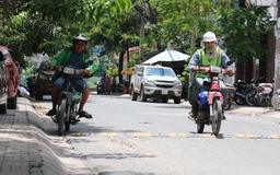 Gờ giảm tốc ‘bỗng nhiên’ xuất hiện ở TP.HCM: Bẻ lái, leo lề gấp vì bất ngờ