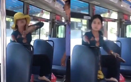 Ăn trên xe buýt bị nhắc nhở, người phụ nữ khạc nhổ, cầm dép chửi tiếp viên